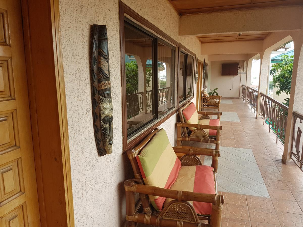 De Mod Hotel Ngleshi Amanfro Exterior foto